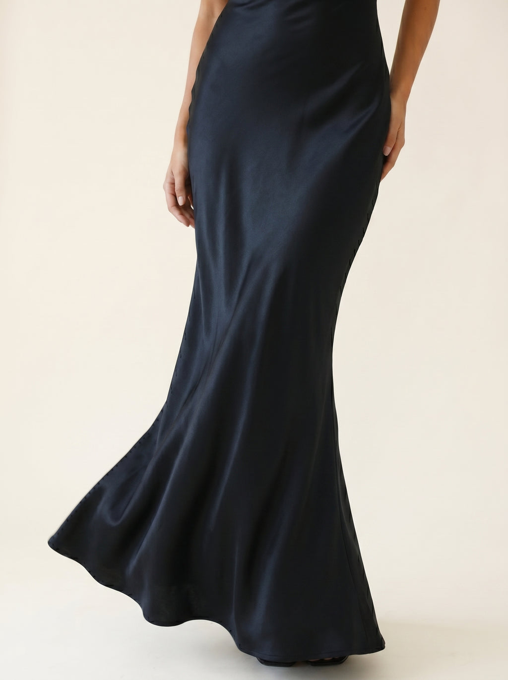 Robe Fendue en Satin Dos Nu avec Col Suspendu et Tempérament