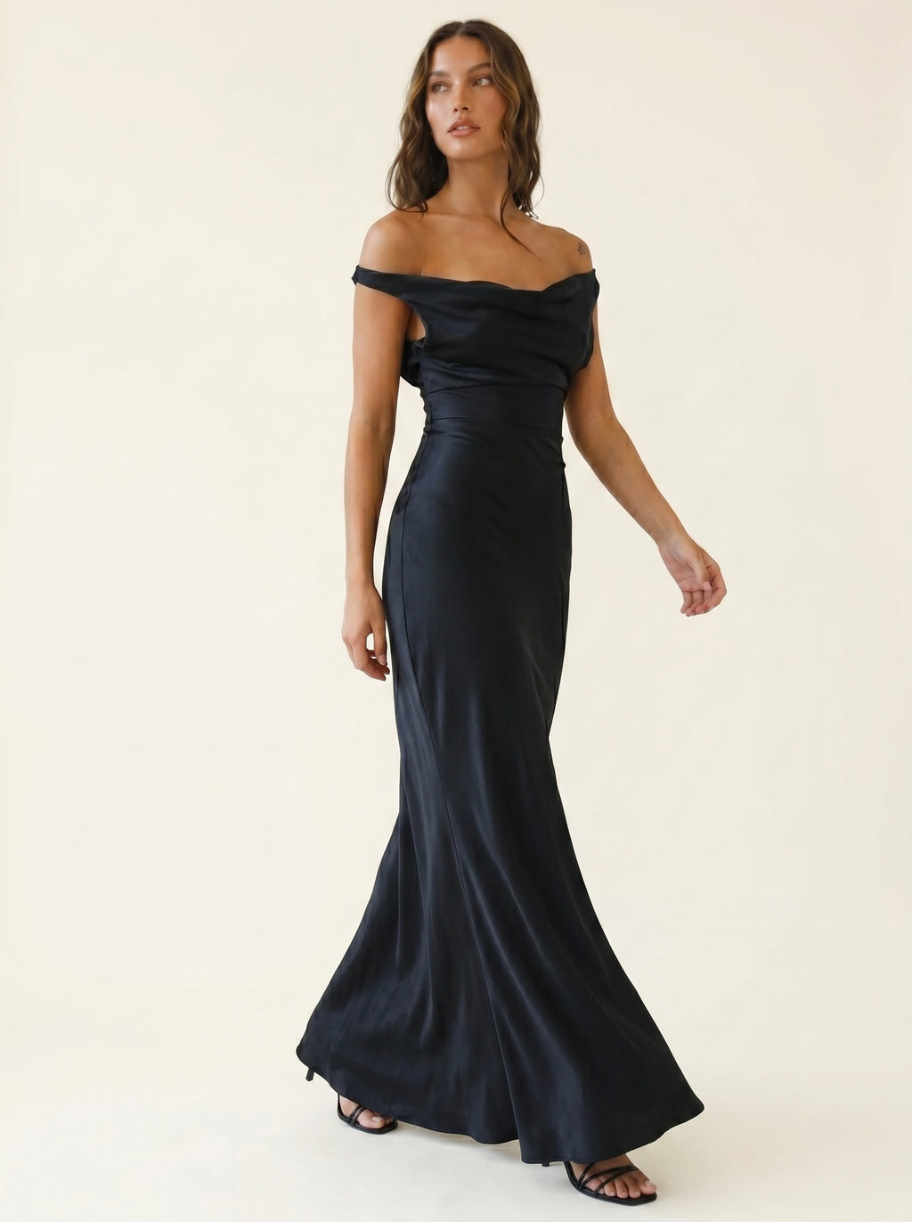 Robe Fendue en Satin Dos Nu avec Col Suspendu et Tempérament