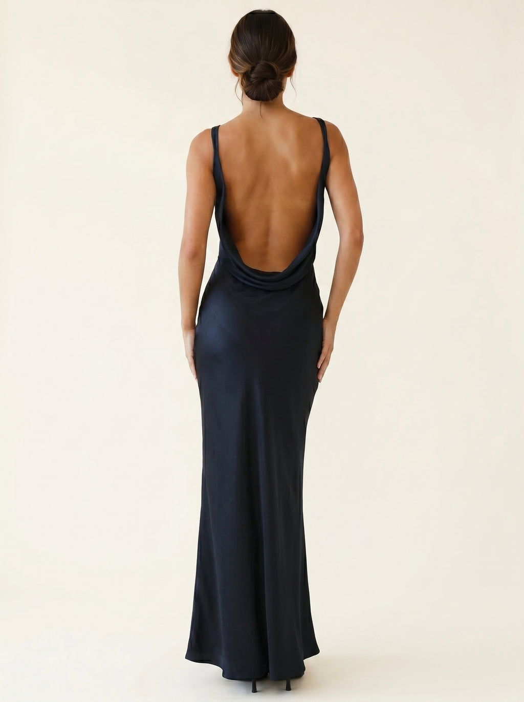 Robe Fendue en Satin Dos Nu avec Col Suspendu et Tempérament
