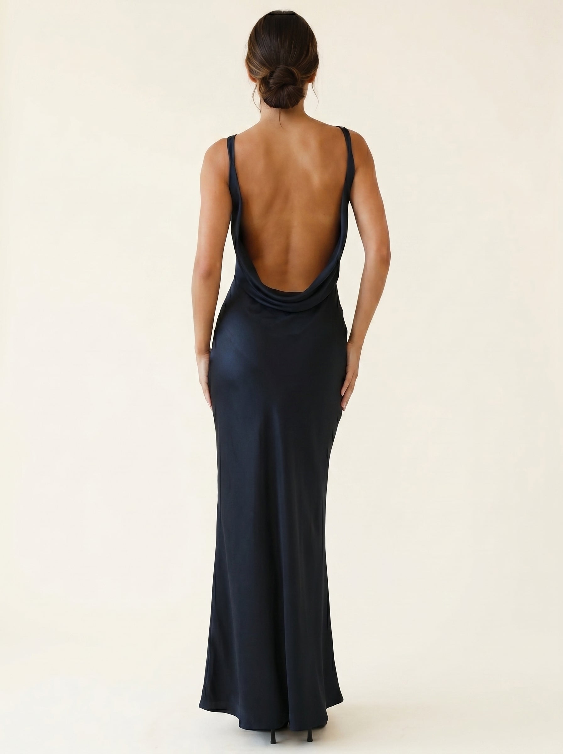 Robe Fendue en Satin Dos Nu avec Col Suspendu et Tempérament