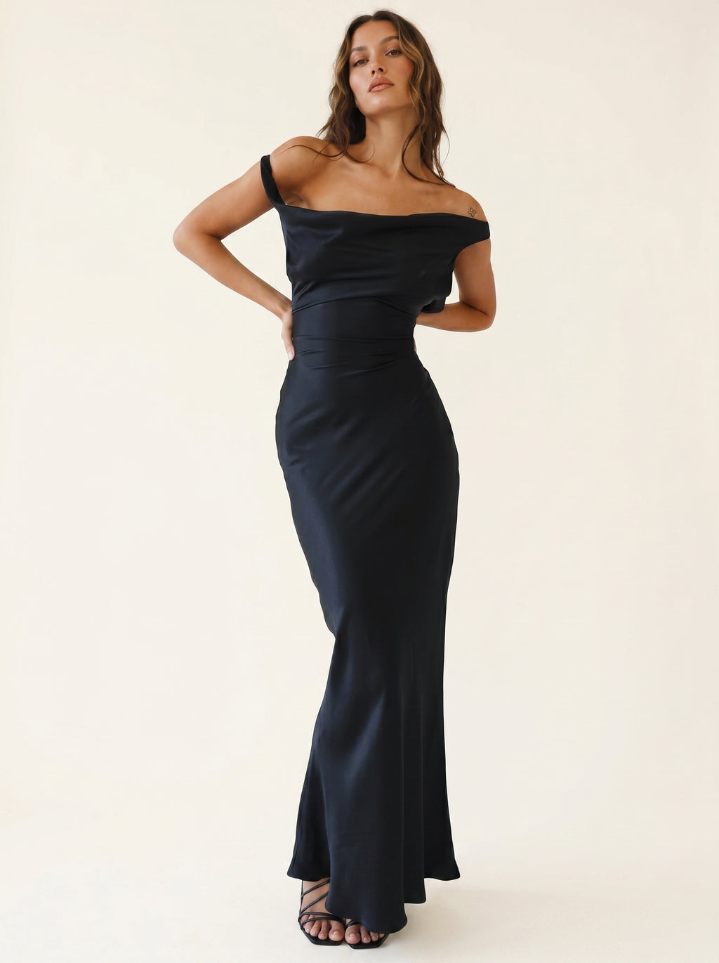Robe Fendue en Satin Dos Nu avec Col Suspendu et Tempérament