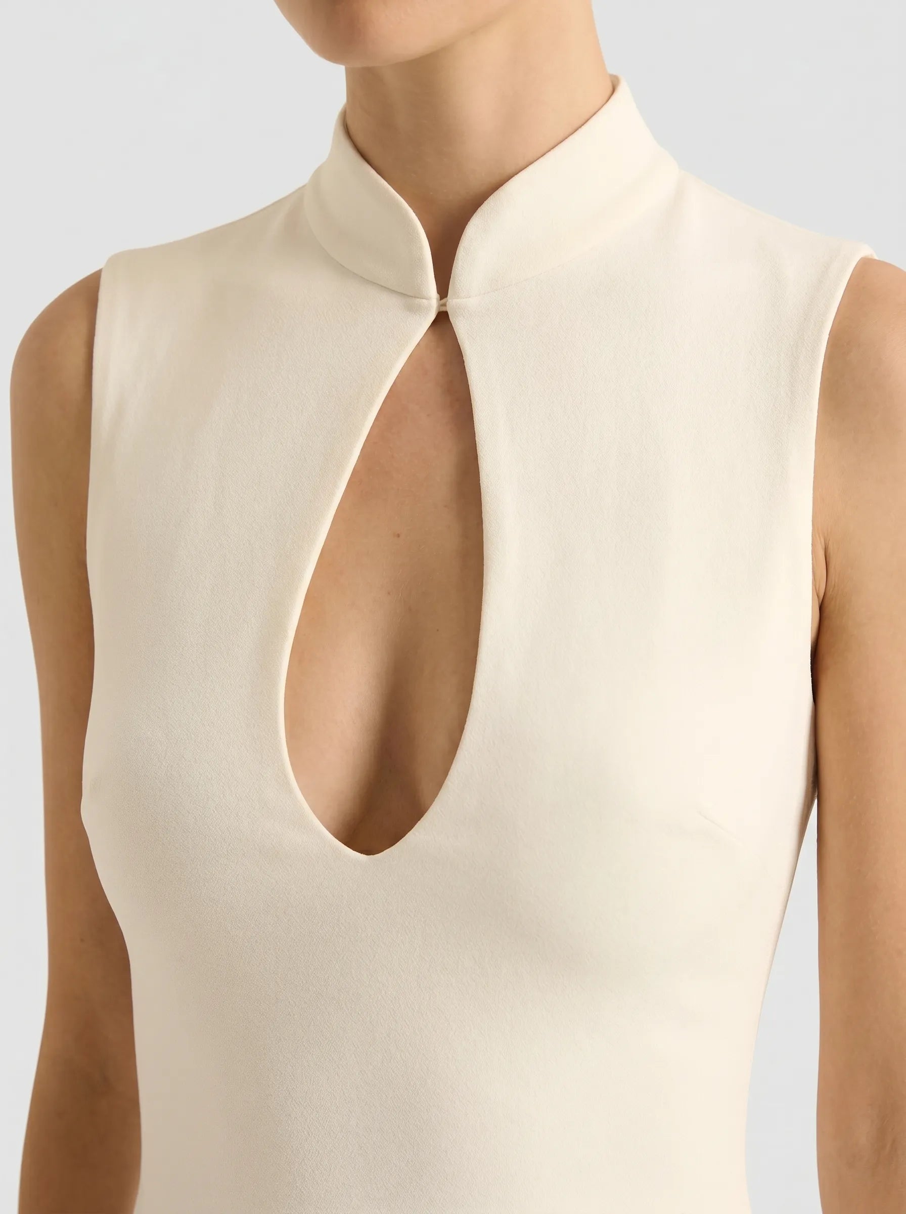Robe Bodycon Maxi Col Mandarin Découpe